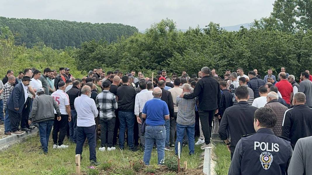 Okulda 'hızlı hamburger yeme' yarışması yapan öğrencilerinden biri yaşamını yitirdi! Ailesi sinir krizleri geçirdi 13